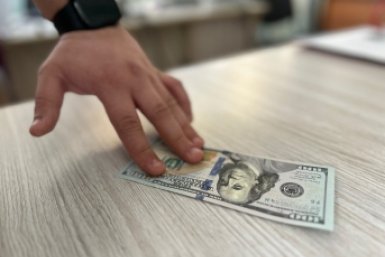 Туристов предупредили о проблемах с обменом старых долларов Александр Шепырев, ИА UssurMedia