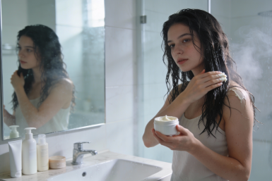 Густые и крепкие волосы как в рекламе: наношу на голову один продукт из холодильника Perplexity AI (18+)