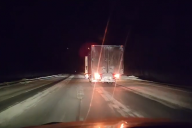 Полицейские пришли на помощь водителю заглохшего грузовика в Иркутской области Госавтоинспекция по Иркутской области