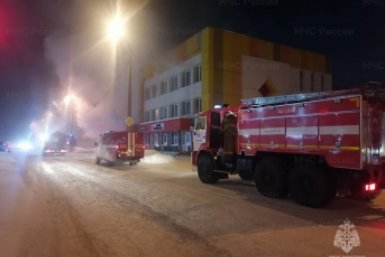 Торговый центр &quotАвтомир&quot загорелся в Ангарске Пресс-служба ГУ МЧС России по Иркутской области