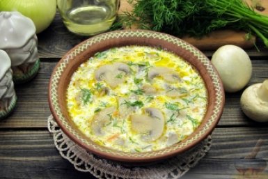 Сырный суп с шампиньонами получится невероятно сливочным, сытным и ароматным russianfood.com