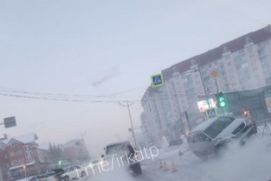 Автомобиль отбросило на дорожное ограждение в результате аварии в Ангарске Тг-канал (18+) &quotДТП38RUS&quot