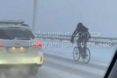Велосипедист проехал по мосту Иркутска в сильный мороз Тг-канал (18+) Инцидент Иркутск