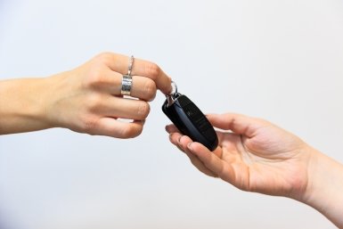 Продажа автомобиля Яна Гайдук, ИА PrimaMedia