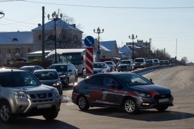Дорога, улица, улица Ленина, Центральный район, пешеходный переход, дорожное движение, правила дорожного движения (ПДД), перекресток, дома, жилье, автомобиль, рекламная вывеска, рекламный баннер Юлия Матреницкая, ИА AmurMedia.ru