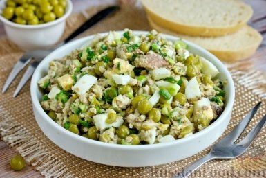 В 100 раз лучше оливье и мимозы: салат из рыбных консервов с зелёным горошком - хлопот минимум russianfood.com