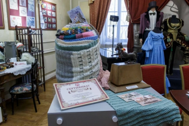 Длинный шарф Бабра передали на хранение музею истории Иркутска Пресс-служба администрации Иркутска