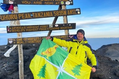 Уроженец Чунского района поднял флаг малой родины на Килиманджаро Тг-канал (18+) мэра Чунского района Николая Хрычова