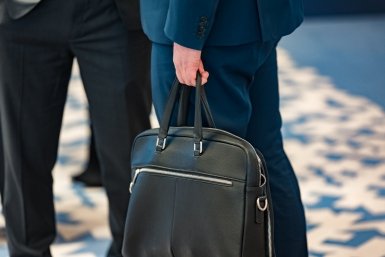 Кожаная сумка Илья Аверьянов, ИА PrimaMedia.ru