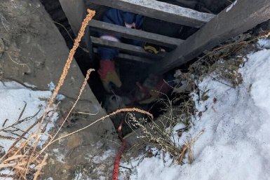 Спасатели достали собаку из колодца на заброшенном участке в Ангарске Группа в ВК (12+) Пожарно-спасательной службы Иркутской области