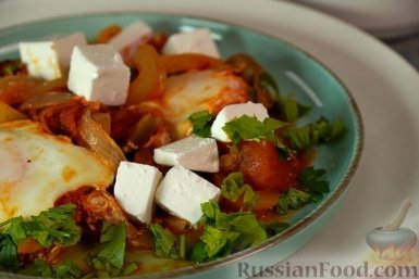 Сочная шакшука с болгарским перцем, нежной фетой и оливками: средиземноморский завтрак russianfood.com