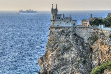 Турист сбросил кошку с обрыва у &quotЛасточкиного гнезда&quot Сайт  ГБУ &quotДворец-замок &quotЛасточкино Гнездо&quot