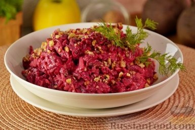 Нежный и сочный салат из свёклы с яблоками и грецкими орехами. Фейерверк витаминов в одной тарелке russianfood.com