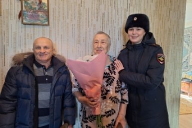 Полицейские Ангарска поздравили ветерана милиции с днем рождения Управление МВД России по Ангарскому городскому округу