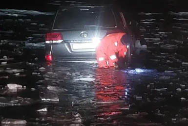 Два автомобиля провалились под лёд за сутки на закрытой переправе на Ольхон Пресс-служба ГУ МЧС России по Иркутской области