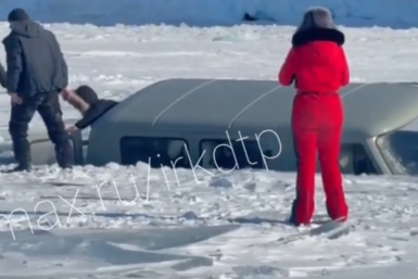 Видео с тонущей &quotбуханкой&quot с группой туристов на Байкале появилось в сети max-канал (12+) ДТП38RUS