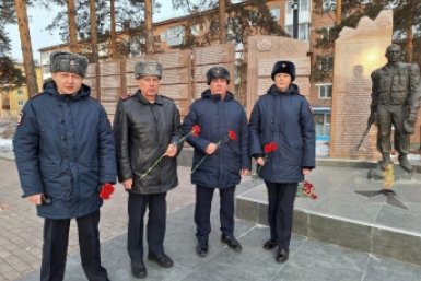 Сотрудники полиции УМВД России по АГО