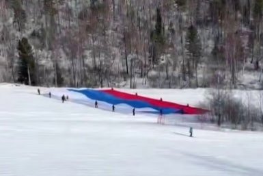 Гигантский триколор размером с футбольное поле развернули на Байкале Тг-канал (18+) компании &quotИстлэнд&quot