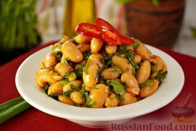 Салат из фасоли с чесноком и зеленью - пикантный и ароматный. Подойдёт в качестве закуски или гарнира russianfood.com
