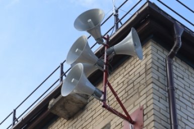 Извещатель МЧС на общественном здании, ЧС, громкоговоритель Анна Маринец, ИА UssurMedia.ru