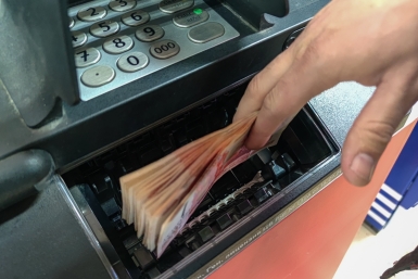 Снимать деньги лучше по паспорту в банке Илья Аверьянов, ИА PrimaMedia