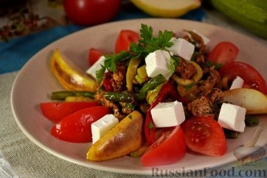 Тёплый салат из индейки с овощами и грушей - вполне заменит обед russianfood.com