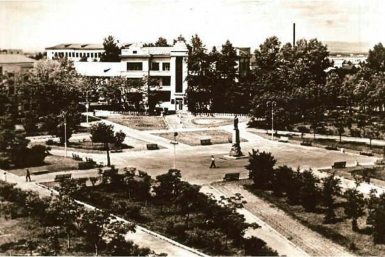 Площадь перед городской администрацией Госархив ЕАО