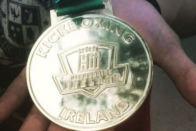 Золотая медаль предоставлено Федерацией кикбоксинга Приморья