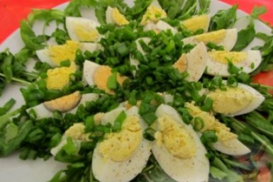 Салат из яиц, сыра и майонеза - простые ингредиенты, изысканное оформление. Хоть на обед, хоть на ужин