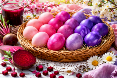 Яйца от нежно-розового цвета до фиолетового к Пасхе — простой способ со свёклой без химии и пятен