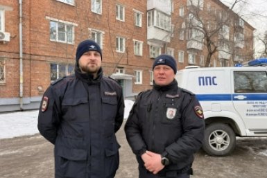 В Иркутске полицейские спасли двух женщин из задымленного дома