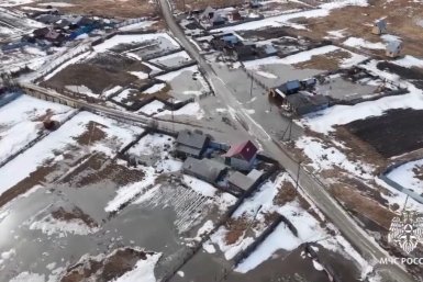 Талые воды затопили жилой дом в Иркутской области