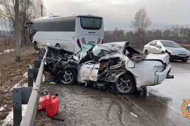 Четыре человека пострадали в жестком лобовом ДТП легковушки с автобусом в Усолье