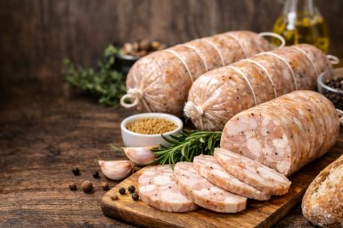 Давно ветчину в магазине не покупаю, готовлю сама из курицы - намного дешевле и в 100 раз вкуснее