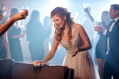 Смешал минералку с мылом и уксусом — пятна на диване исчезли за секунды