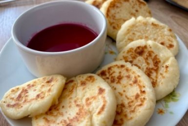 Сырники пышные как пирожки: 1 хитрость перед жаркой - не расползаются и не прилипают