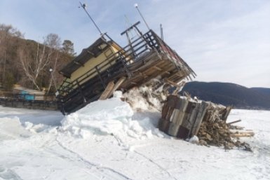 Мощная подвижка льда перевернула причал  ЛИН СО РАН на Байкале сайт Лимнологического института СО РАН
