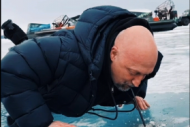 "Просто выпью Байкал": Гоша Куценко попробовал воду из озера из трубочки