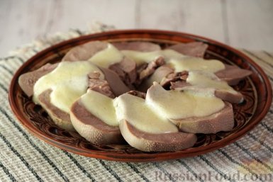 Говяжий язык под белым польским соусом: сливочный и нежный вкус russianfood.com