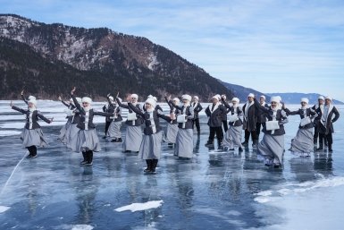 Ансамбль из Алтая исполнил песню &quotСибирь родная&quot на льду Байкала Фото ансамбля