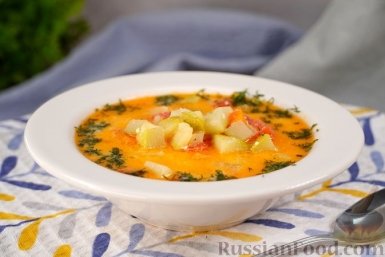 Обжарить овощи и добавить плавленый сыр: этот нежный суп с кабачками готовится за 20 минут. Исчезнет со стола быстро