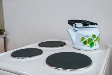 Хватит чистить плиту так: жир только сильнее въедается из-за одной ошибки