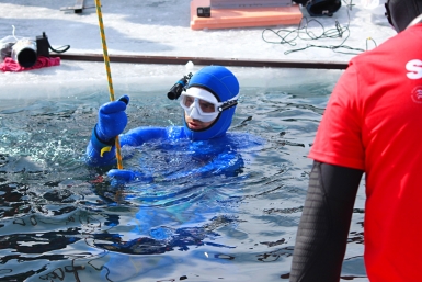 Алексей Молчанов перед нырянием в Байкал Юлия Ушакова, ИА IrkutskMedia