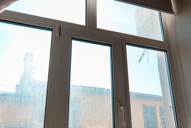 Двухлетний мальчик выпал из окна квартиры и получил серьезные травмы в Иркутске