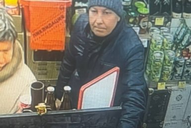 Подозреваемого в хищении банковской карты разыскивают в Ангарске