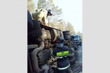 Тягач с солнечными панелями перевернулся на трассе в Шелеховском районе