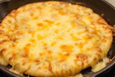 Теперь это моё любимое блюдо — ленивый хачапури на сковороде. Готовится за минуты