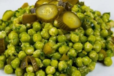 Сытный и полезный салат из чечевицы с маринованными огурцами: с пикантной ноткой маринада - оригинальный рецепт