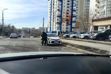 Две Toyota столкнулись на Второй Железнодорожной в Иркутске