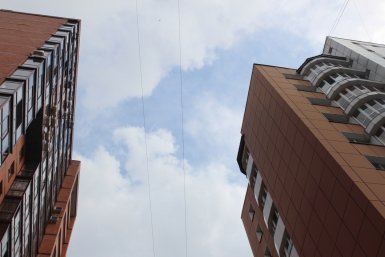 Ребенок выпал с балкона квартиры на пятом этаже дома в Братске